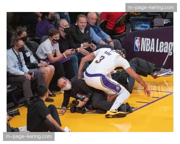 湖人进攻端空间利用不足 内线拥挤导致外线投射机会创造困难